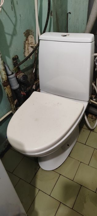 Продам унитаз в нормальном состояние