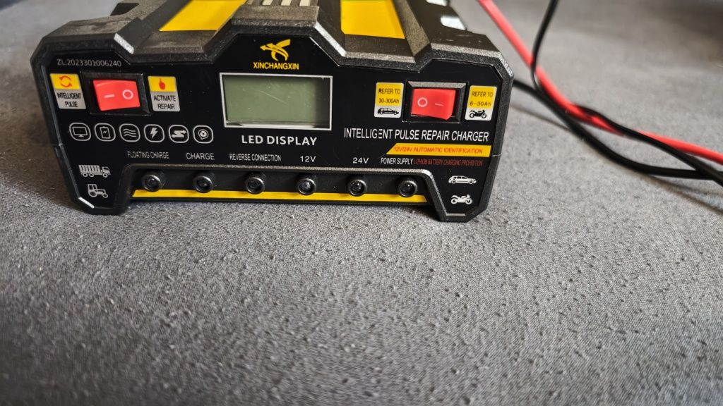 Prostownik inteligenty automatyczny 12//24v  LCD puls
