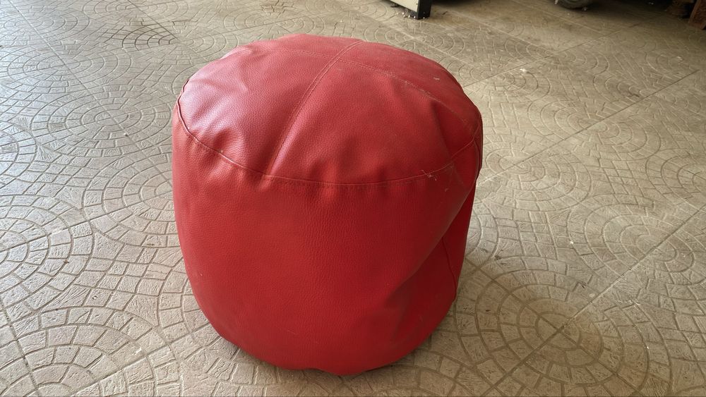 Puff redondo em pele sintética vermelha