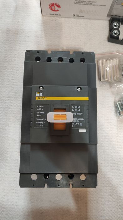Автоматичний вимикач ВА 88 -37, 250А. Автоматический выключатель ВА 88