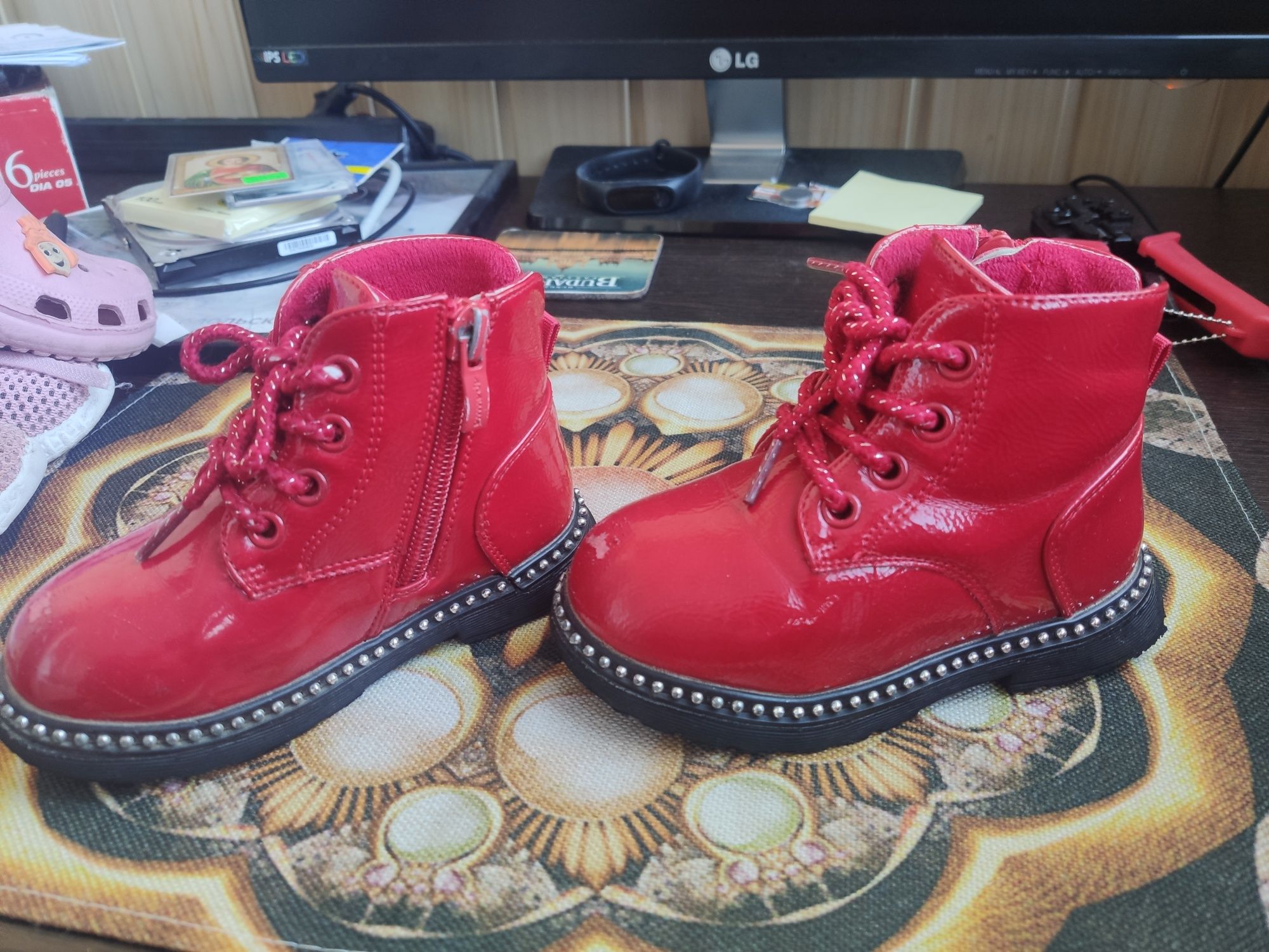Осінні ботинки червоні лакові