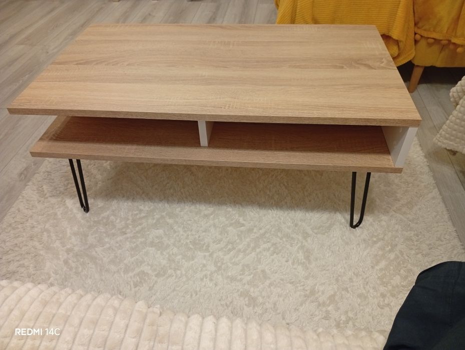 Stolik kawowy z metalowymi nogami