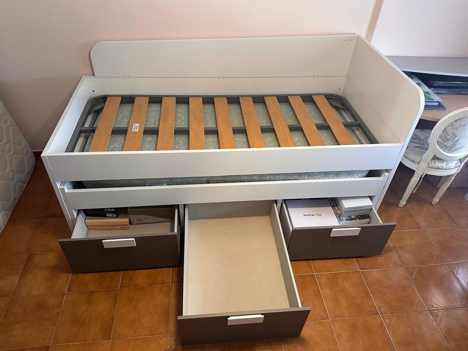 Cama dupla com gavetas