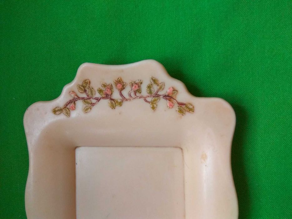 Stare paterki, tacki do serwowania  sygn .made British z motywem kwiat