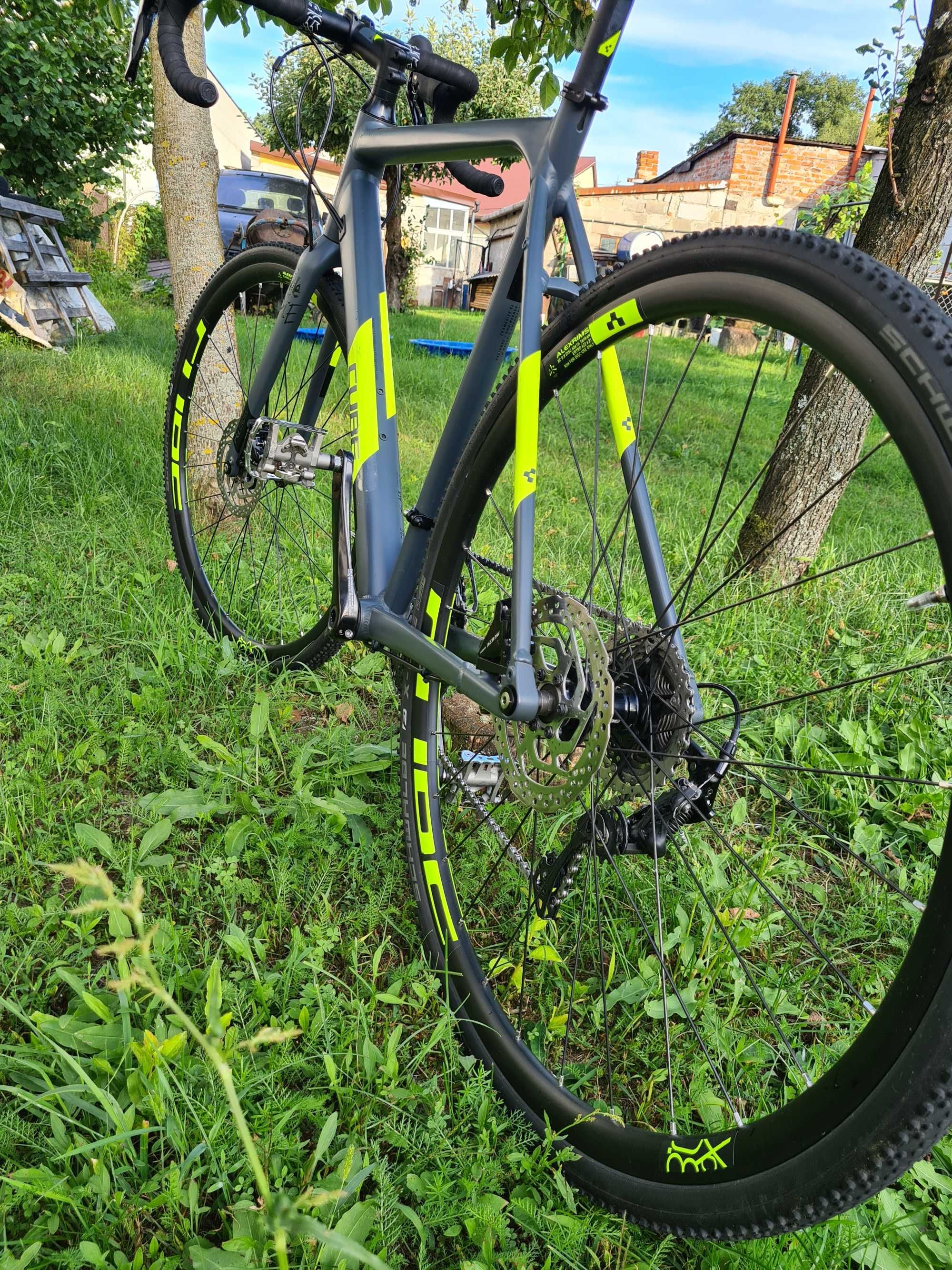 Gravel Cube Cross Race Pro r.56 – Shimano 105, hydro, karbon widelec