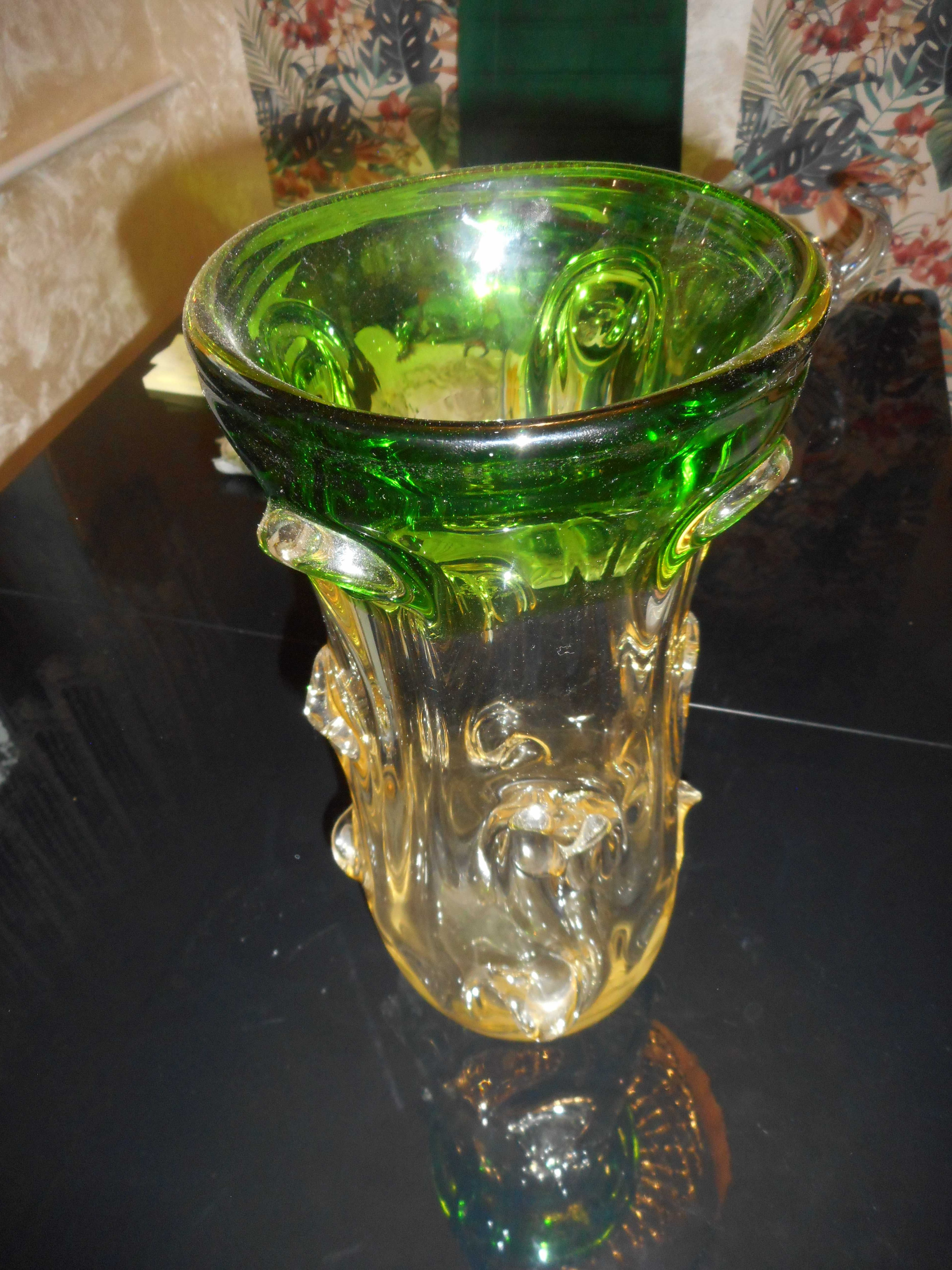 Wazon wysoki zielono-przezroczysty szklany PRL wzór sękacz