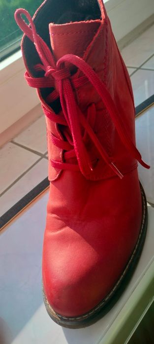 Czerwone, skórzane botki na obcasie firmy Wojas