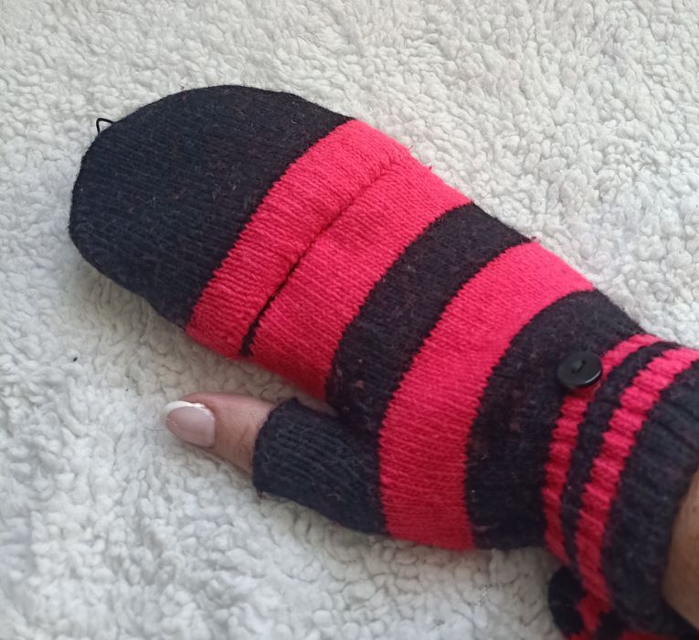Nowe rękawiczki mitenki z klapką kolor czarny z malinowym paskiem