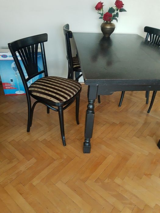 Stół rozkładany z krzesłami