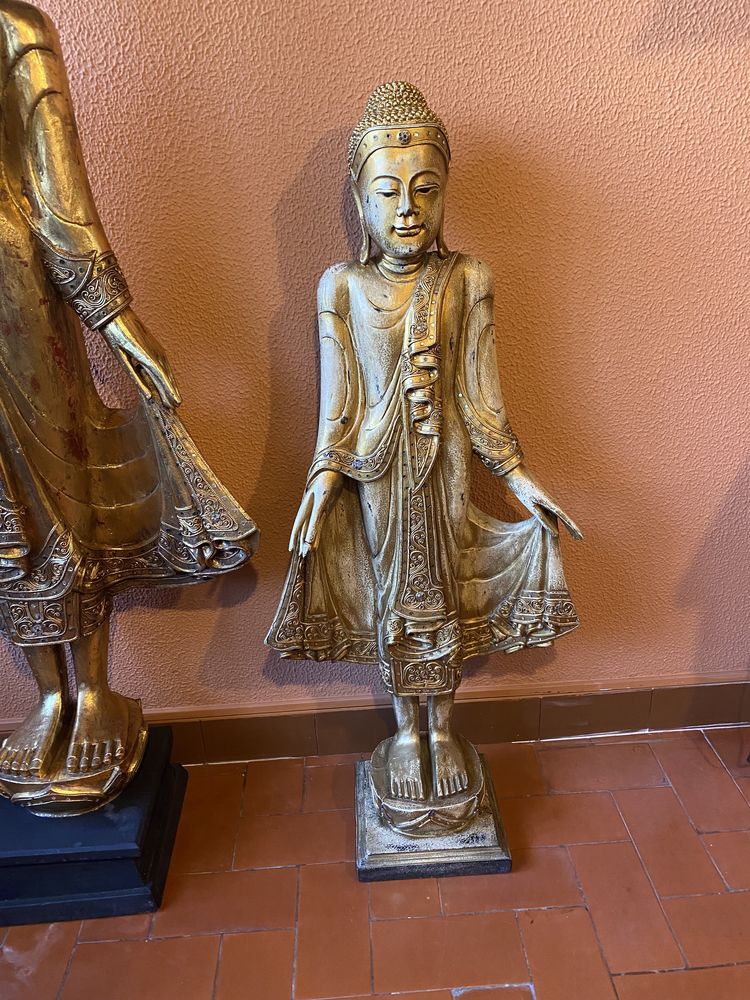 Vendo estatuas Buddhas