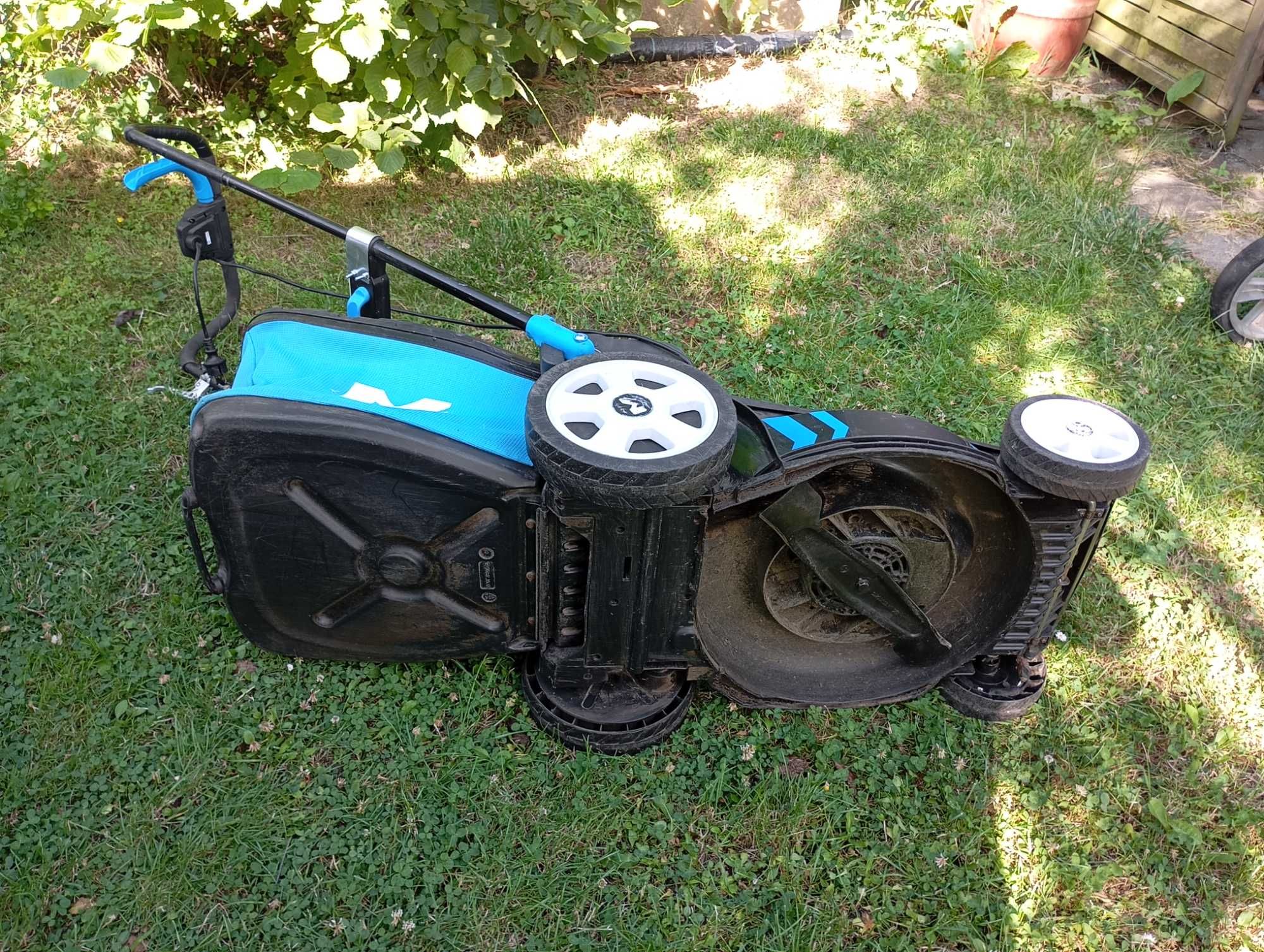 Samojezdna, mocna kosiarka elektryczna Macallister, pokos 42 cm.