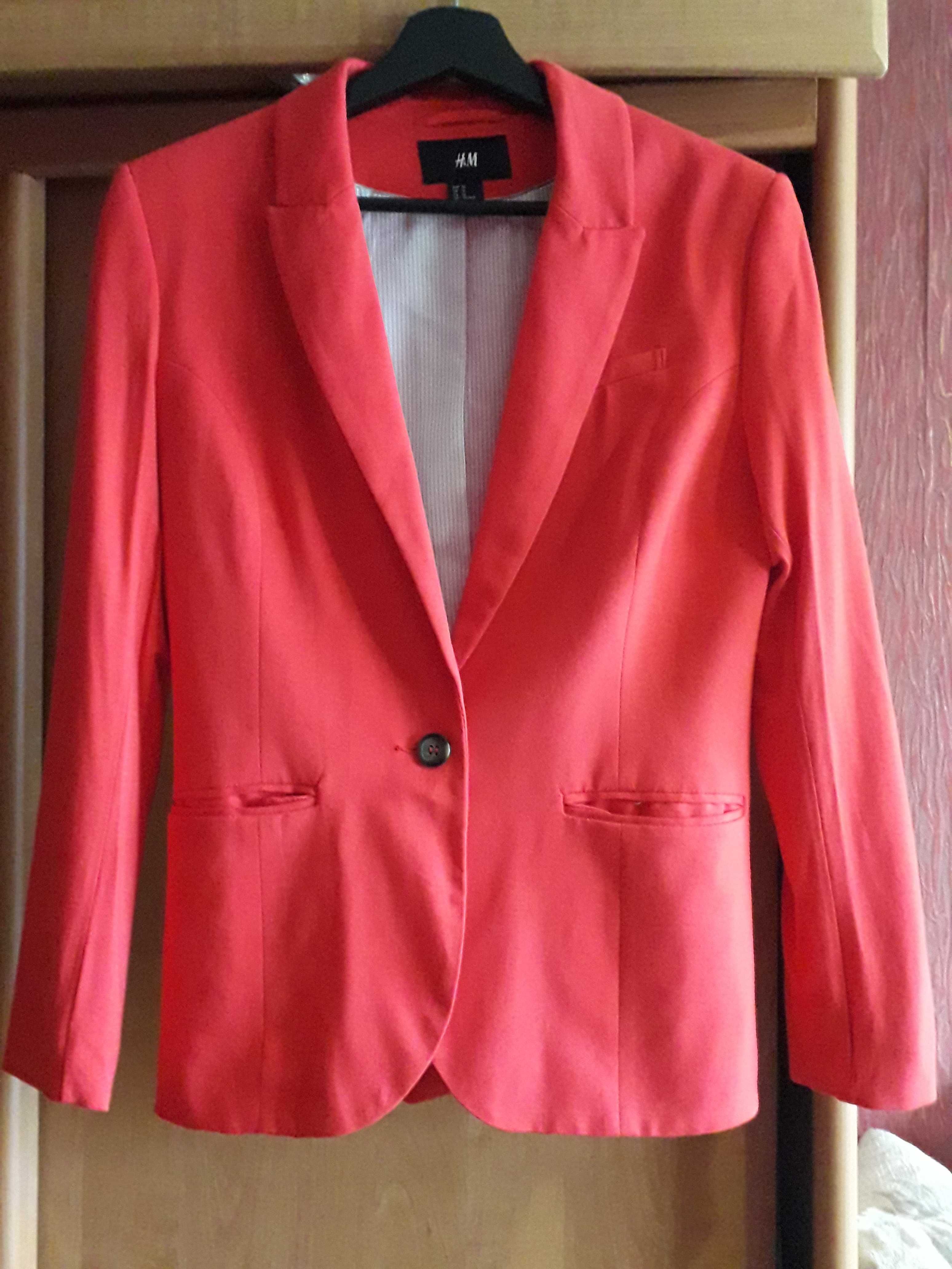 Пиджак красного цвета