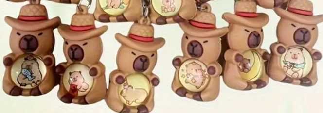 duży gumowy brelok, przywieszka capybara