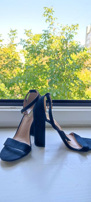 Чорні босоніжки на каблуку