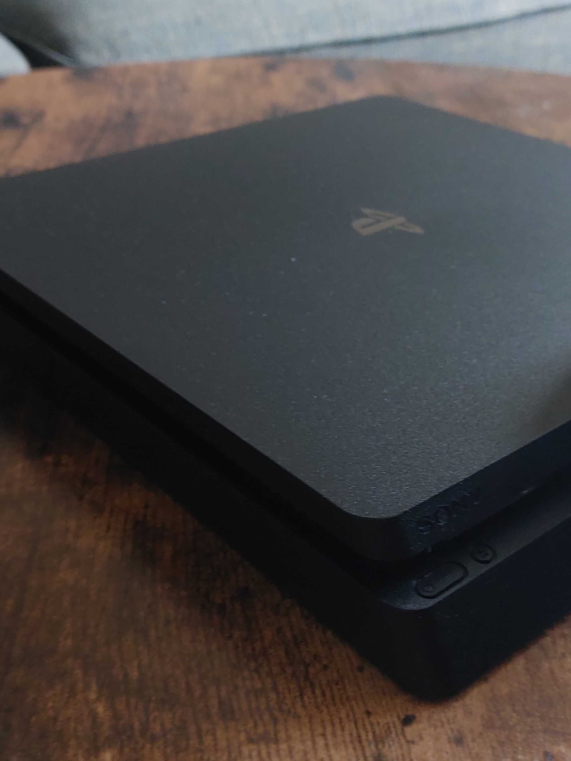 Sprzedam konsolę PS4 slim z padem i grami