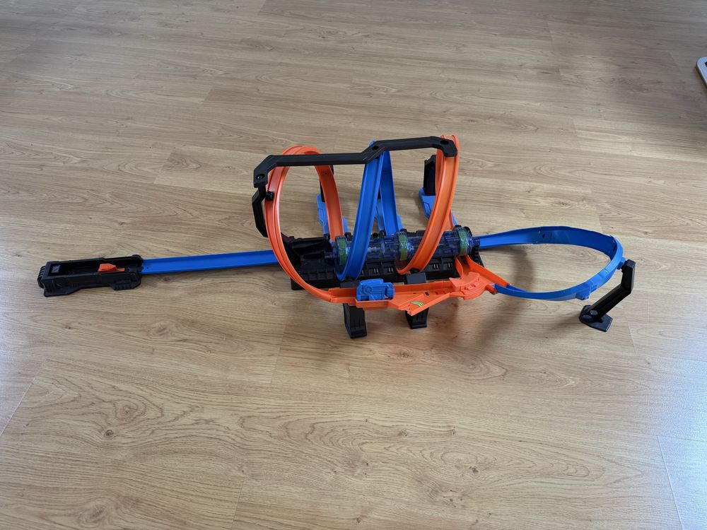 Hot Wheels Corkscrew Crash Track Set, Motorized Track with 3 Corkscrew