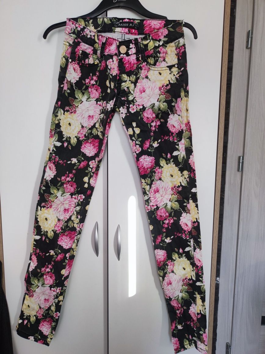 Spodnie w kwiaty Miss Rj