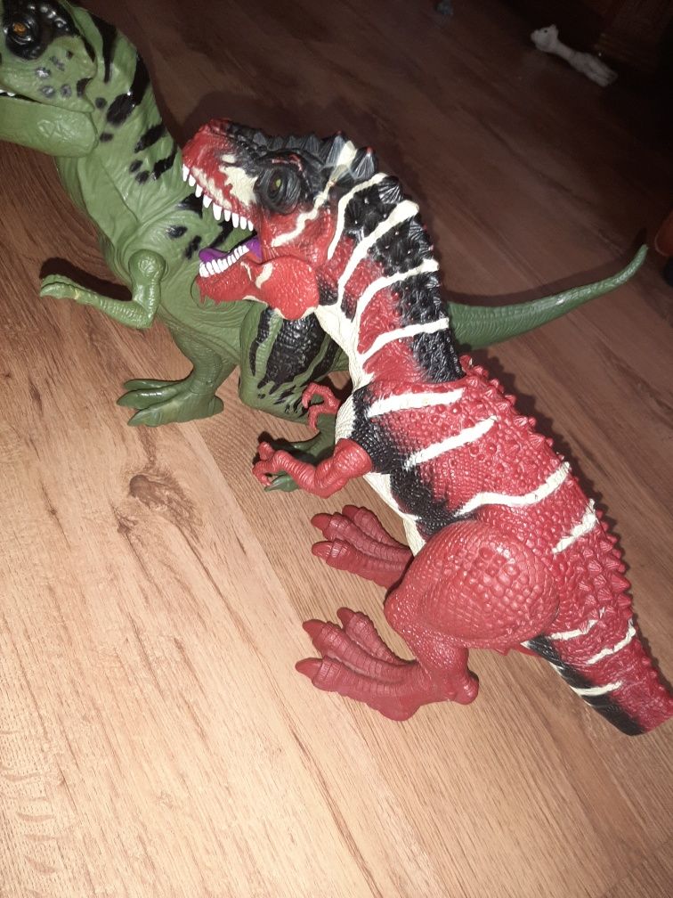 Dwa duże walczące dinozaury