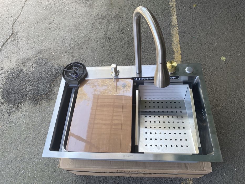Кухонна мийка. Нержавіюча сталь.