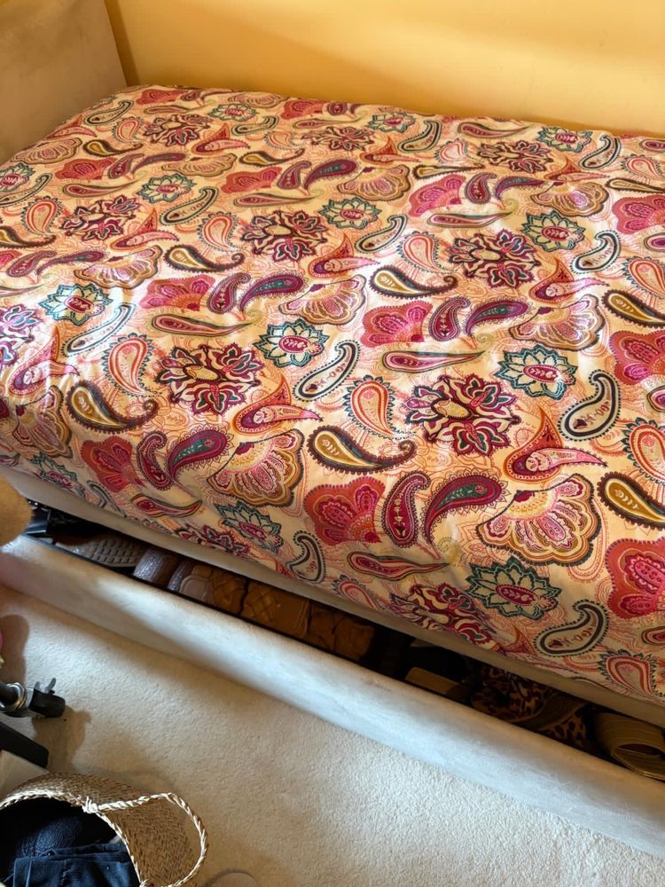 Cama de solteiro pele de pessego bege