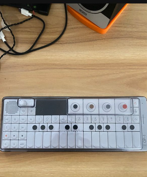 Teenage enginering op1 field