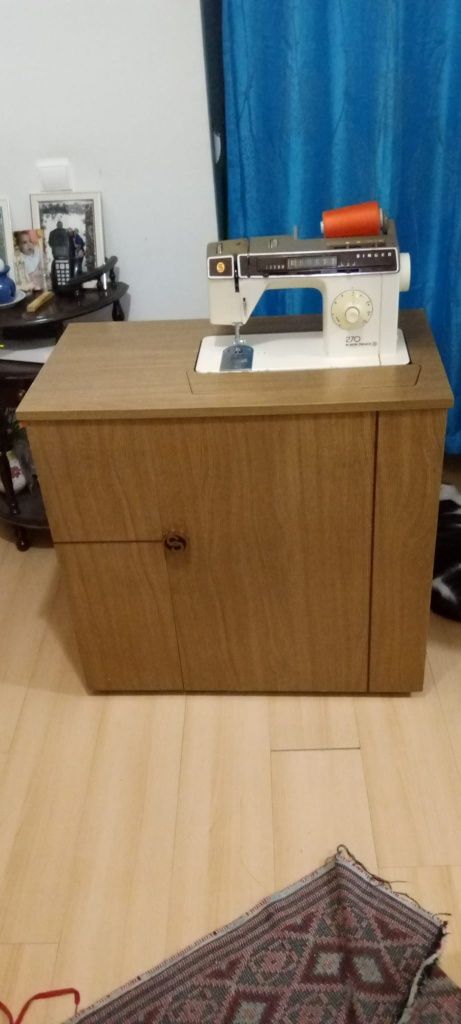 Máquina de costura da marca SINGER