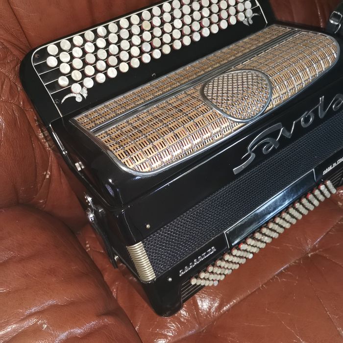 Acordeon Savoia, 120 baixos, cassoto em bom estado geral