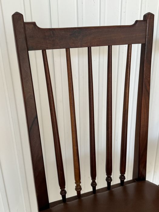 Conjunto de 4 cadeiras em madeira mogno com assento em couro castanho