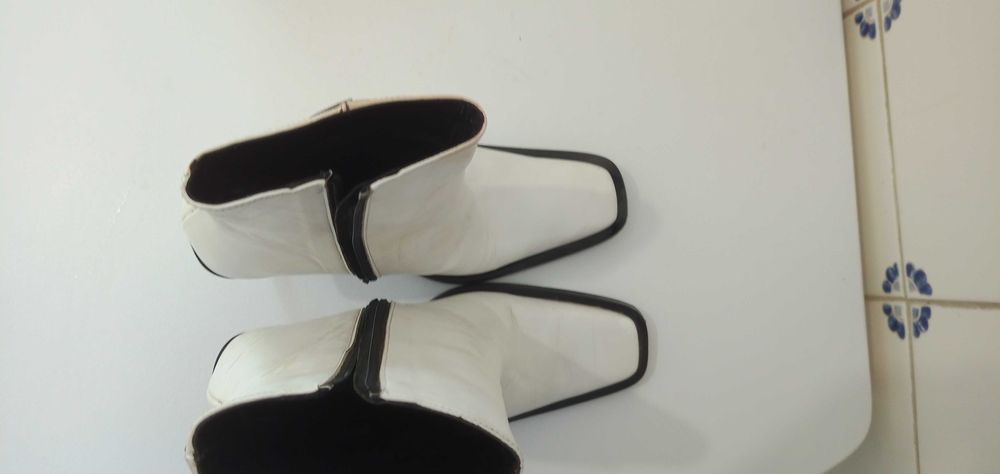 Botim de pele Branco, tacão alto, fecho preto, Paulo Brandão 20€