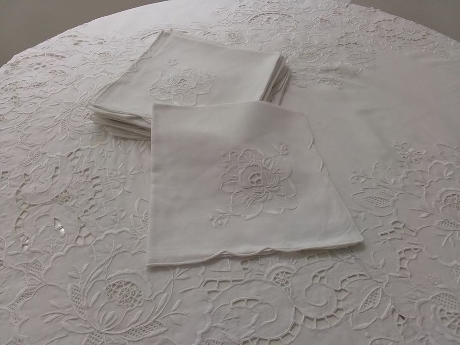 Toalha em linho puro com 12 guardanapos bordados à mão