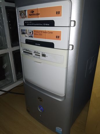 PC HP Pavilion com monitor, teclado, rato,colunas e microfone