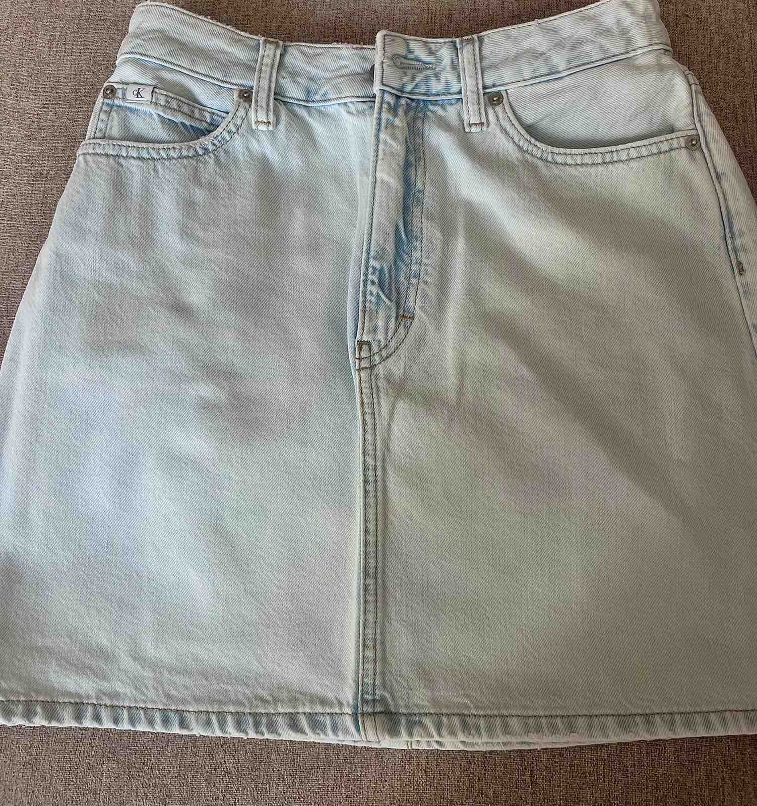 Spódnica dżinsowa Calvin Klein. Oryginał.

Długość spódnicy - 43 cm.