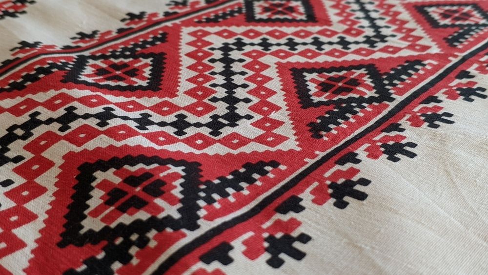Рушники з українським орнаментом.