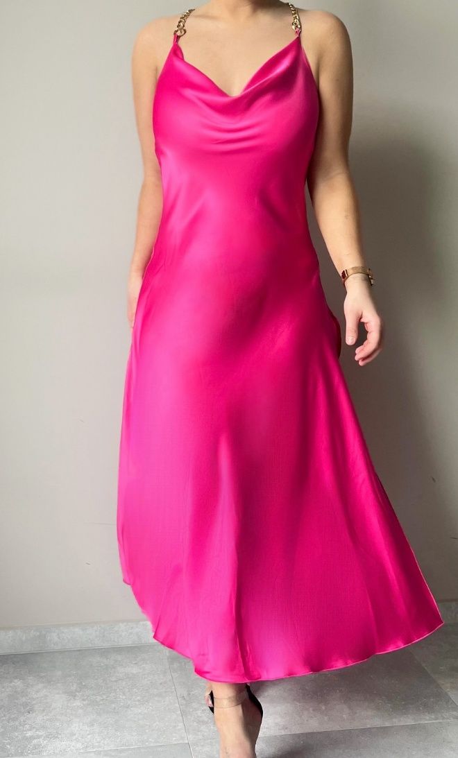 Różowa sukienka satynowa z biżuteryjnym łańcuszkiem By o la la
