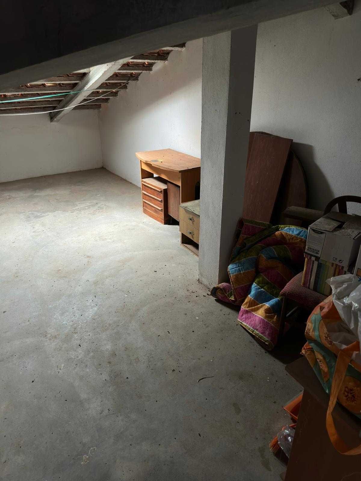 Alugo Arrecadação 14 m² para Arrumos com Luz na Encarnação - Mafra