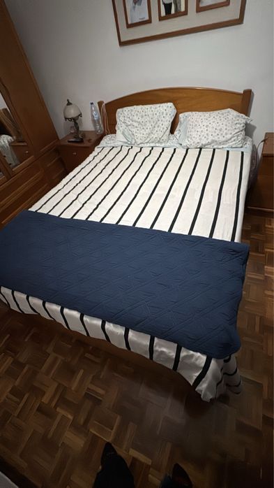 Cama de madeira pingo de mel