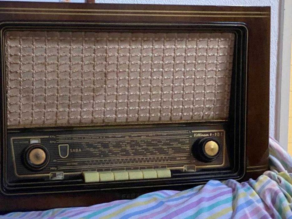 Radio SABA antigo em muito bom estado e a funcionar