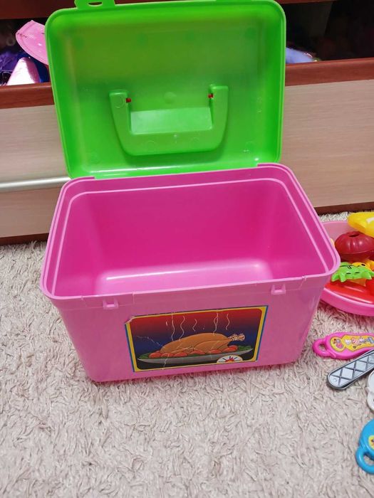 Дитяча посуда з фруктами