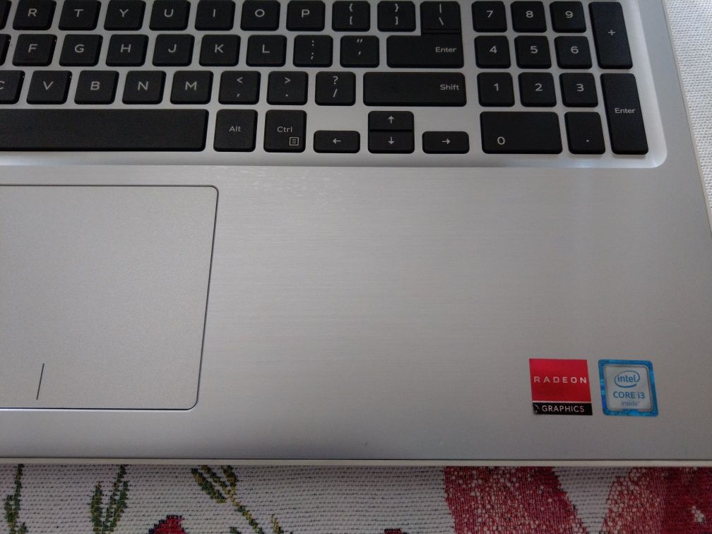 Dell inspiron 5570 i3 SSD 250GB Radeon (2gb ram) 530 8Gb Ram HDD 1TB