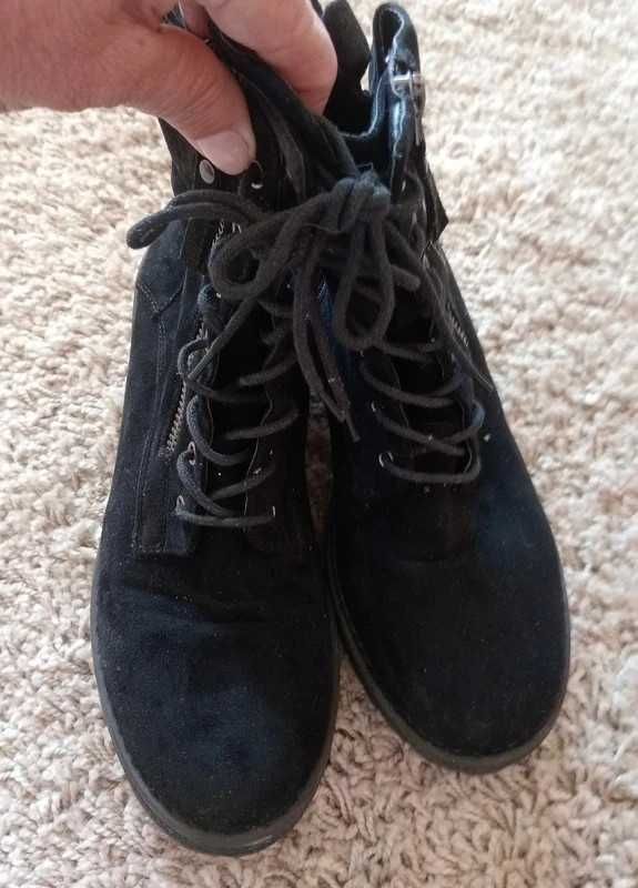 Botins tipo militar
Pele e Camurça
Tamanho 37
Preto