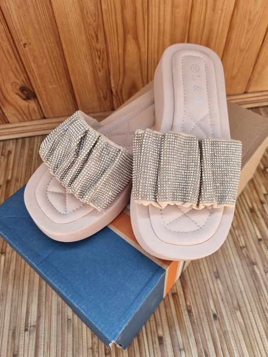 Женские шлопанцы