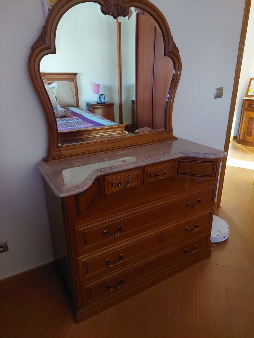 Vendo quarto de casal em madeira de castanho como novo,