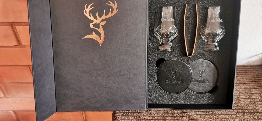 Zestaw dwóch kryształowych kieliszków glenfiddich