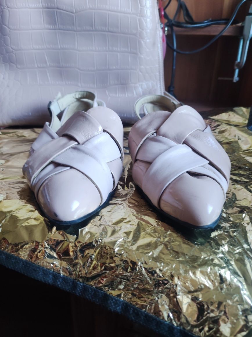 Продам туфельки с открытой пяткой, кожаные