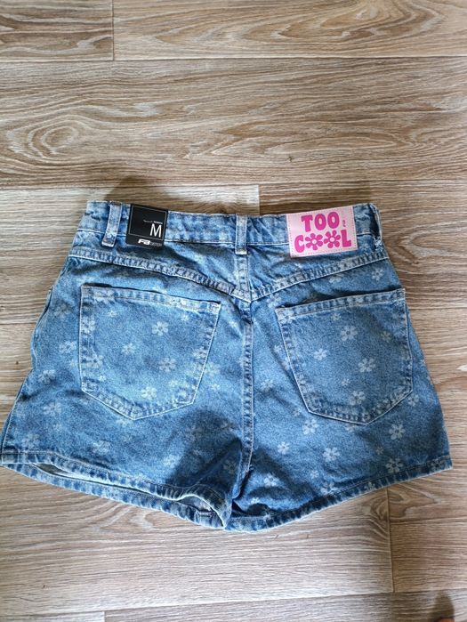 Шорти на літо з квітковим принтом.