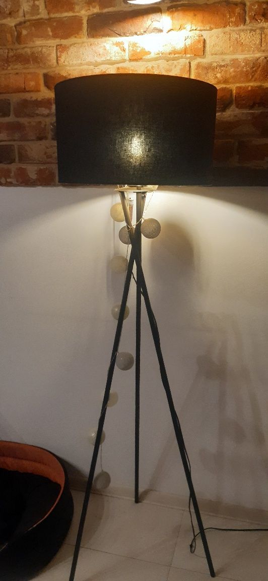 Lampa stojąca do salonu