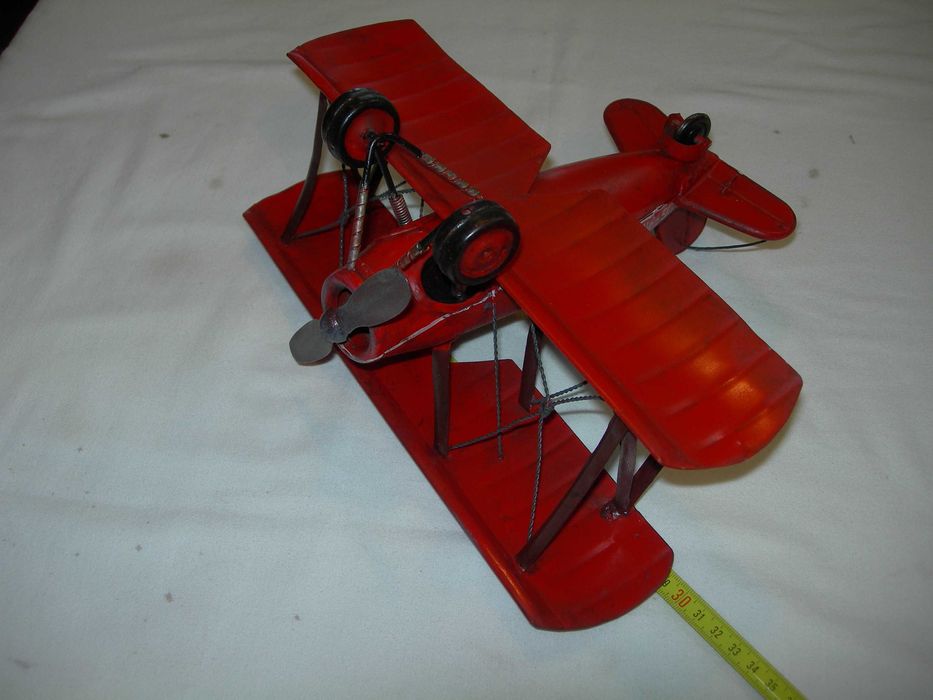 Avião de chapa. Asa dupla.