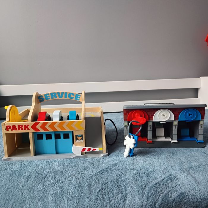 Zestaw dwóch drewnianych garaży