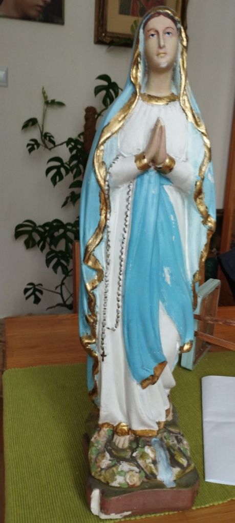 Stara figurka Matki Bożej.