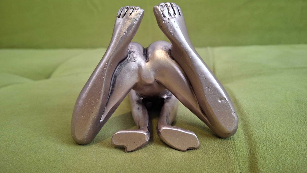Statuetka nagich kobiet klęcząca